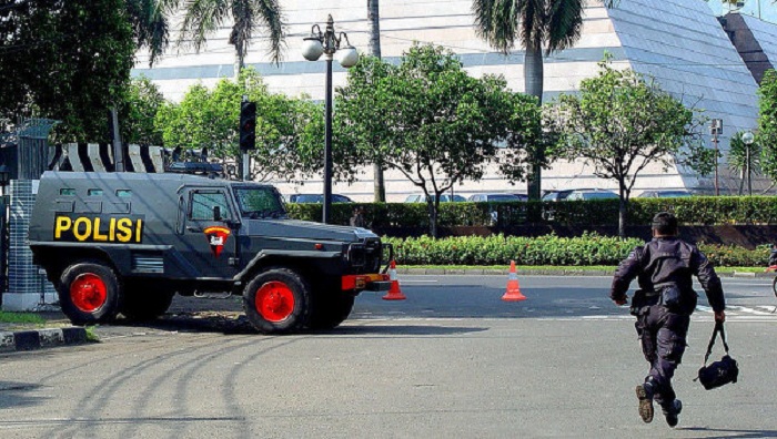 Explosion outside church wounds 4 in central Indonesia 